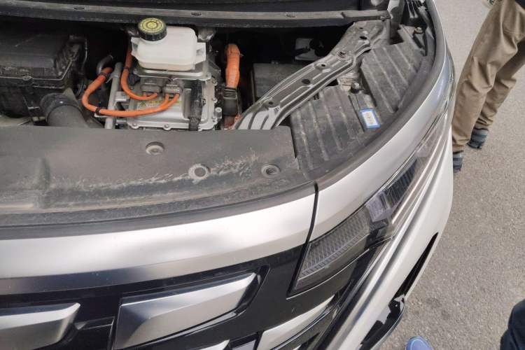 Used Denza D9 2022 DM-i 1040 Prestige Model Engine Bay Left