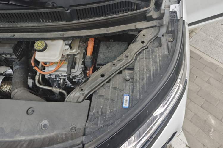 Used Denza D9 2022 DM-i 1040 Prestige Model Engine Bay Left