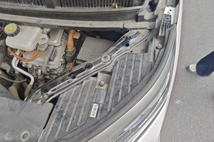 Used Denza D9 2022 DM-i 970 Four-Wheel Drive Flagship Model Engine Bay Left