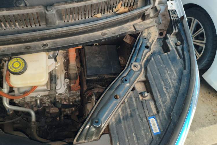 Used Denza D9 2022 DM-i 970 Four-Wheel Drive Prestige Model Engine Bay Left