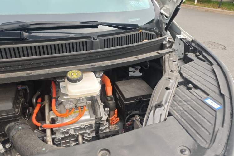 Used Denza D9 2022 DM-i 1040 Prestige Model Engine Bay Left