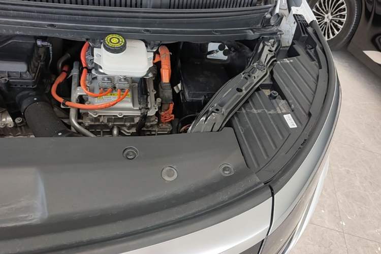 Used Denza D9 2022 DM-i 970 Four-Wheel Drive Flagship Model Engine Bay Left