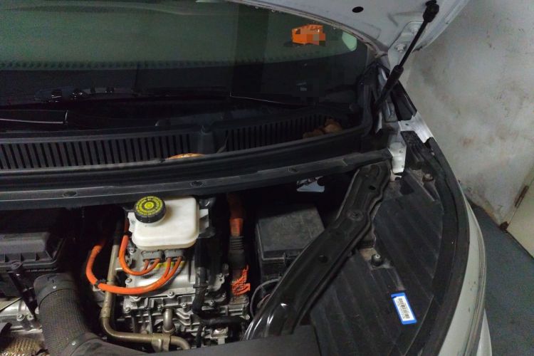 Used Denza D9 2022 DM-i 1040 Prestige Model Engine Bay Left