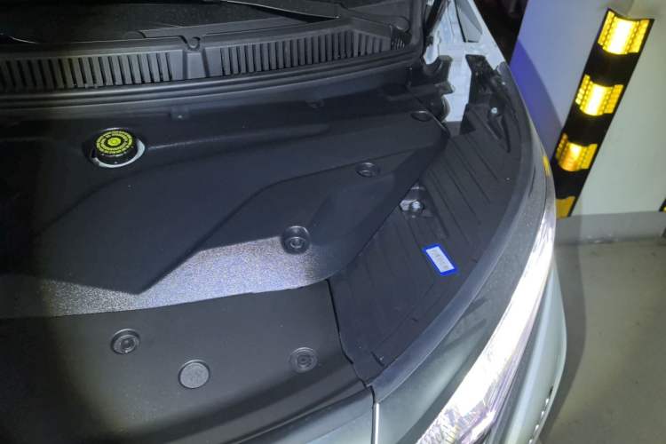 Used Denza D9 2022 DM-i 1040 Prestige Model Engine Bay Left