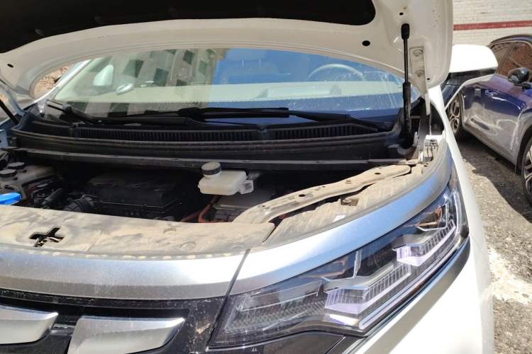 Used Denza D9 2022 DM-i 970 Four-Wheel Drive Prestige Model Engine Bay Left