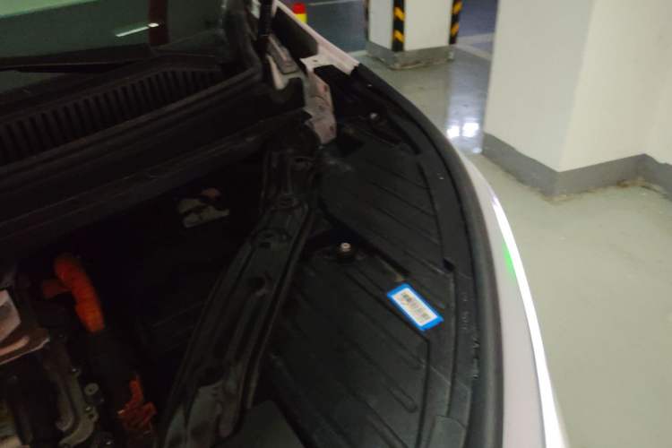 Used Denza D9 2022 DM-i 1040 Prestige Model Engine Bay Left