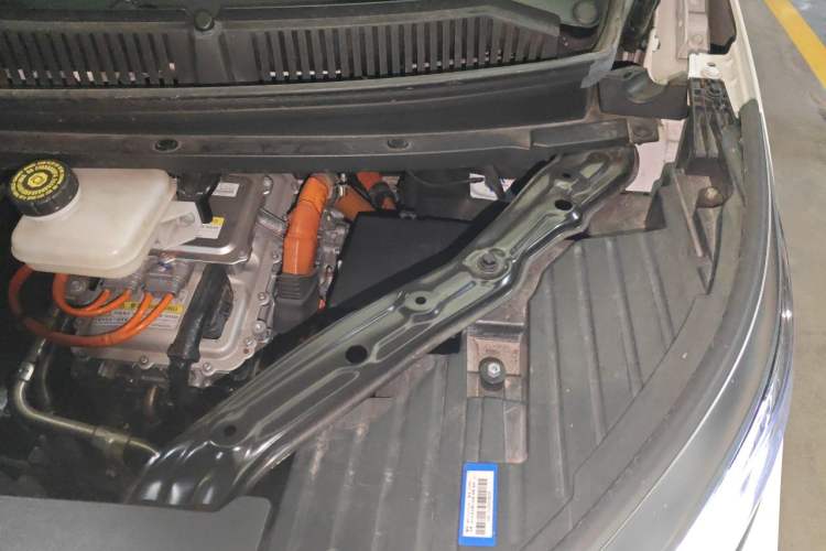 Used Denza D9 2022 DM-i 970 Four-Wheel Drive Prestige Model Engine Bay Left