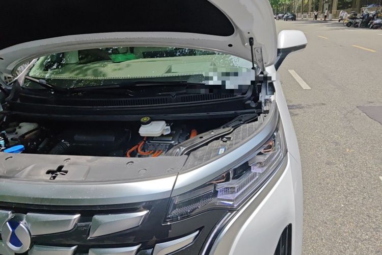 Used Denza D9 2022 DM-i 970 Four-Wheel Drive Flagship Model Engine Bay Left