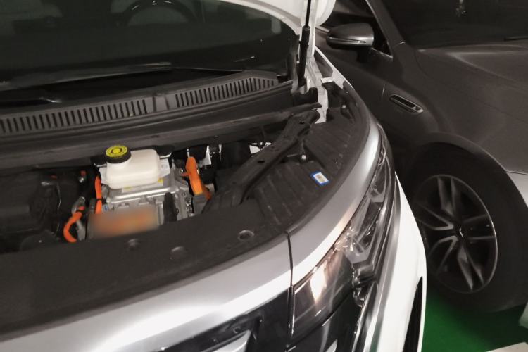 Used Denza D9 2022 DM-i 970 Four-Wheel Drive Flagship Model Engine Bay Left