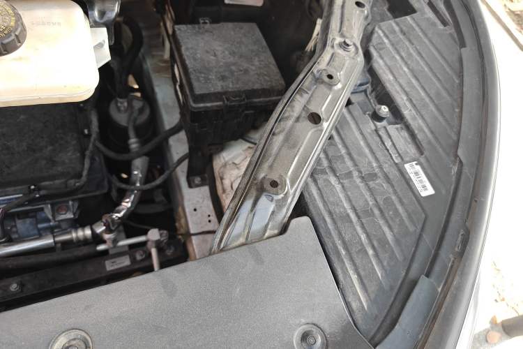 Used Denza D9 2022 EV 600 Four-Wheel Drive Prestige Model Engine Bay Left