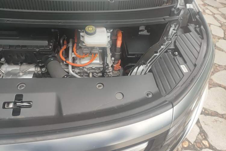 Used Denza D9 2022 DM-i 1040 Prestige Model Engine Bay Left