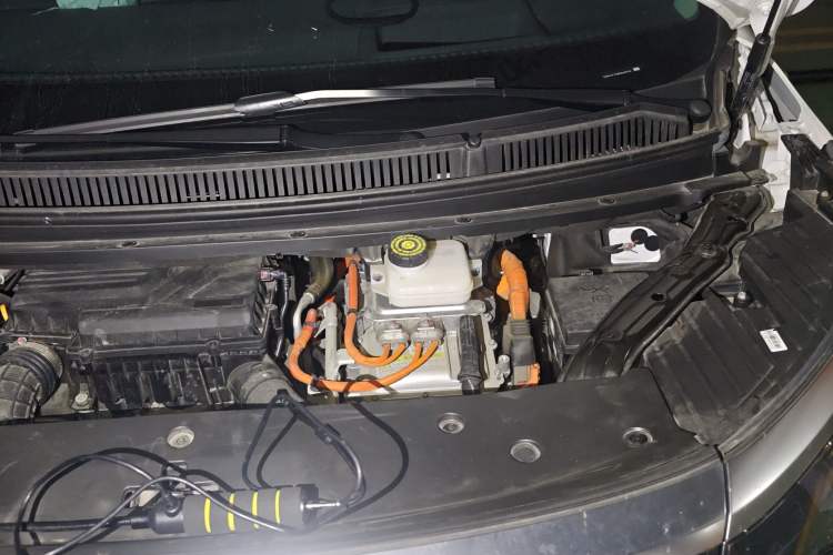 Used Denza D9 2022 DM-i 970 Four-Wheel Drive Flagship Model Engine Bay Left