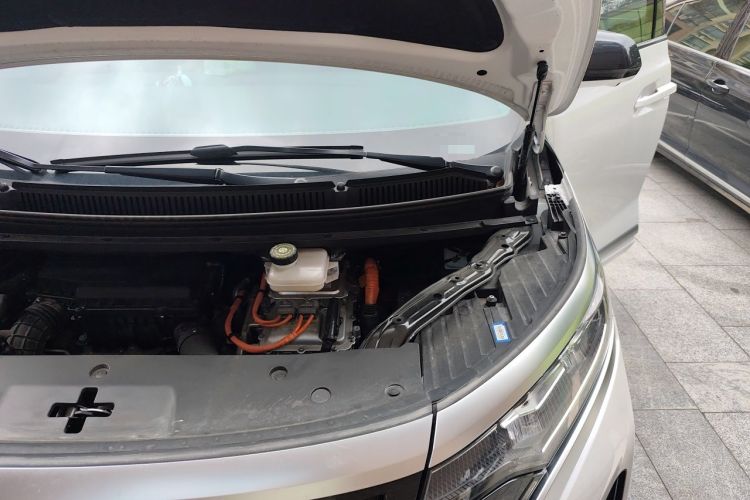 Used Denza D9 2022 DM-i 1040 Prestige Model Engine Bay Left