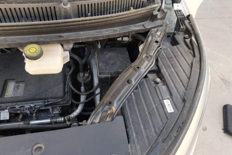 Used Denza D9 2022 EV 600 Four-Wheel Drive Flagship Model Engine Bay Left