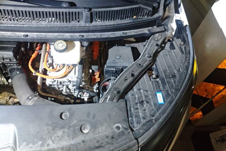 Used Denza D9 2022 DM-i 970 Four-Wheel Drive Flagship Model Engine Bay Left
