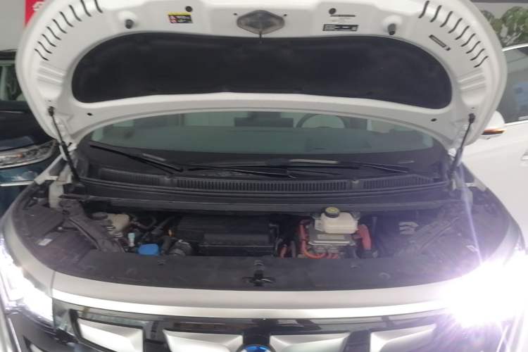 Used Denza D9 2022 DM-i 970 Four-Wheel Drive Flagship Model Engine Bay