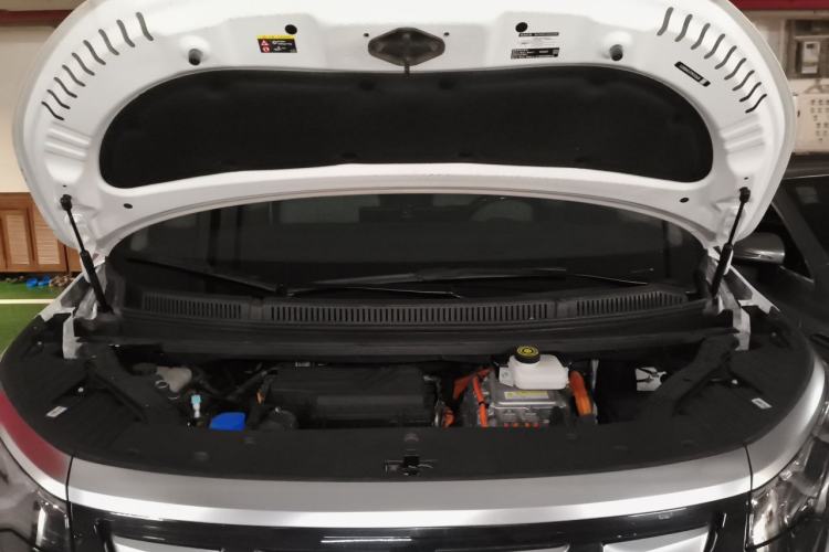 Used Denza D9 2022 DM-i 970 Four-Wheel Drive Flagship Model Engine Bay