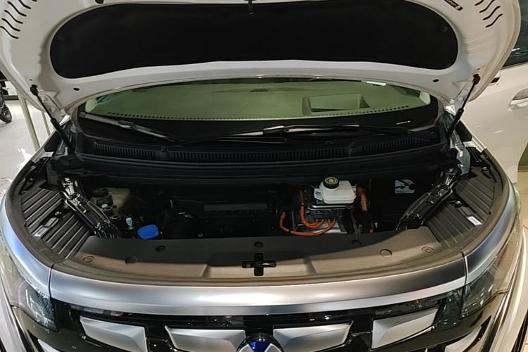 Used Denza D9 2022 DM-i 970 Four-Wheel Drive Flagship Model Engine Bay
