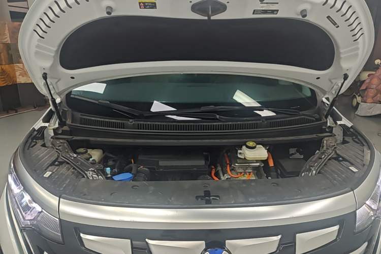 Used Denza D9 2022 DM-i 970 Four-Wheel Drive Flagship Model Engine Bay