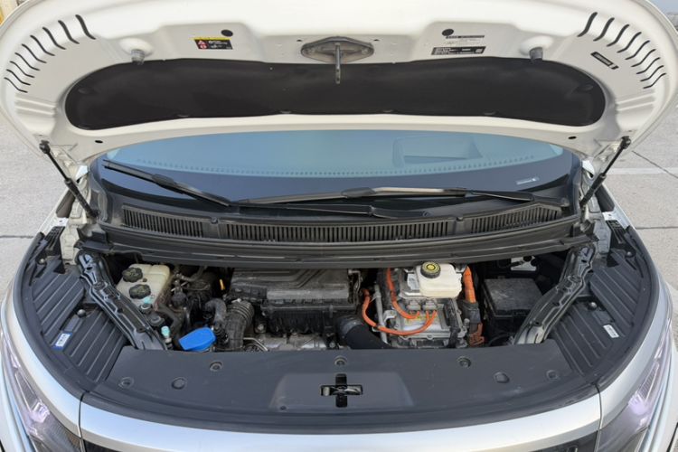 Used Denza D9 2022 DM-i 970 Four-Wheel Drive Flagship Model Engine Bay