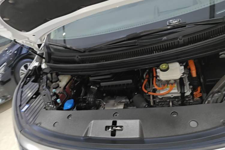 Used Denza D9 2022 DM-i 970 Four-Wheel Drive Flagship Model Engine Bay