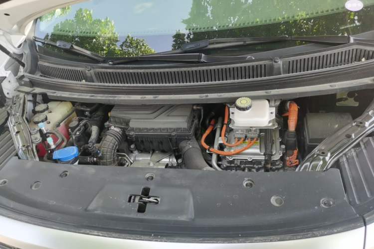 Used Denza D9 2022 DM-i 1040 Prestige Model Engine Bay