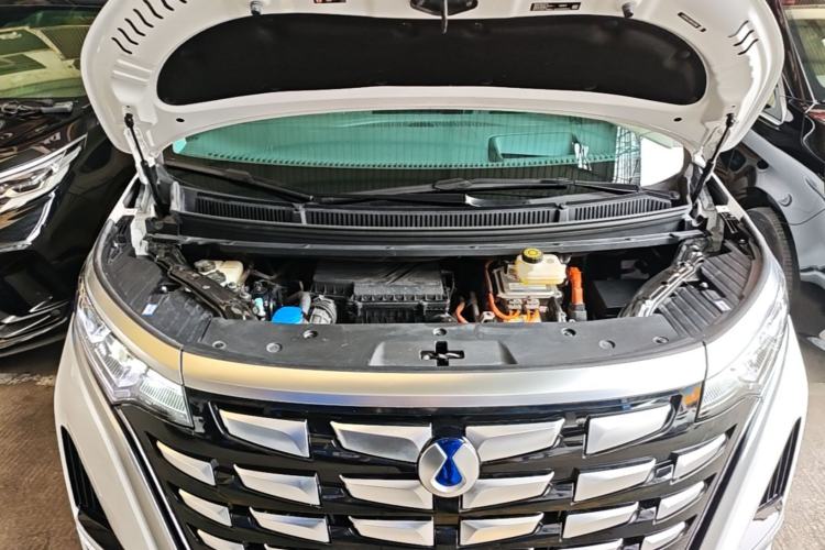 Used Denza D9 2022 DM-i 970 Four-Wheel Drive Flagship Model Engine Bay