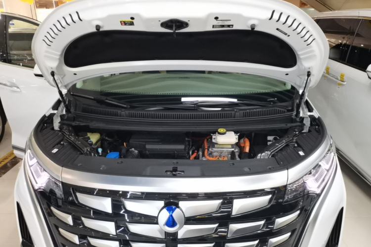 Used Denza D9 2022 DM-i 1040 Prestige Model Engine Bay