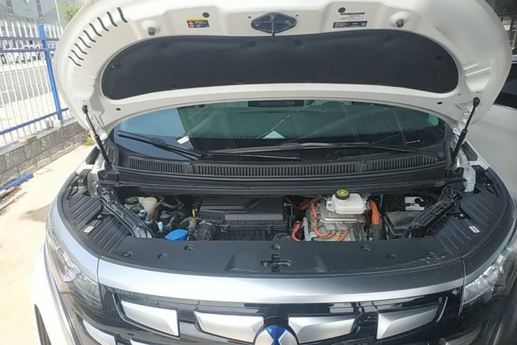 Used Denza D9 2022 DM-i 1040 Prestige Model Engine Bay