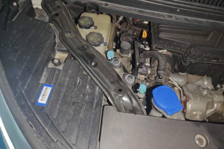 Used Denza D9 2022 DM-i 970 Four-Wheel Drive Flagship Model Engine Bay Right