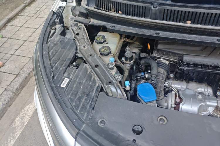Used Denza D9 2022 DM-i 970 Four-Wheel Drive Flagship Model Engine Bay Right