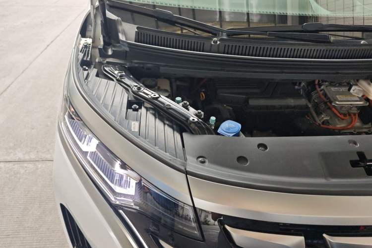 Used Denza D9 2022 DM-i 970 Four-Wheel Drive Flagship Model Engine Bay Right