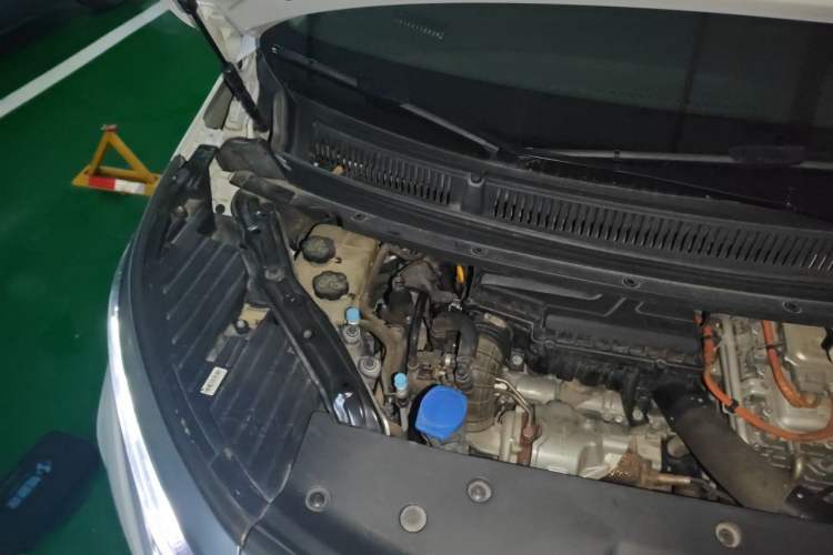 Used Denza D9 2022 DM-i 970 Four-Wheel Drive Flagship Model Engine Bay Right
