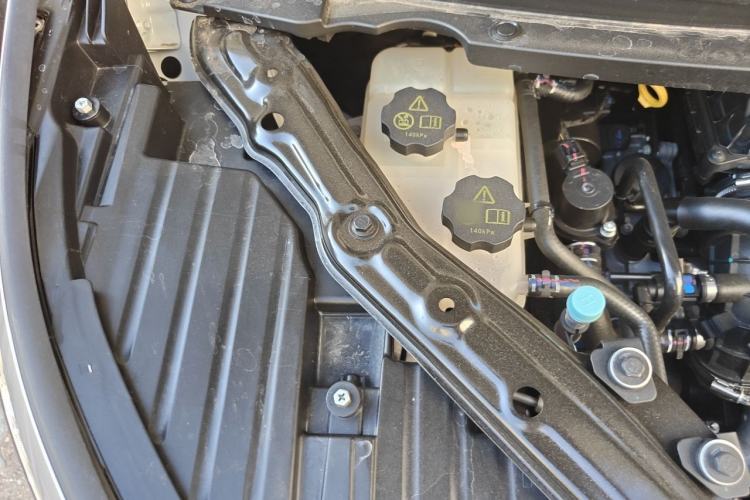 Used Denza D9 2022 DM-i 970 Four-Wheel Drive Flagship Model Engine Bay Right