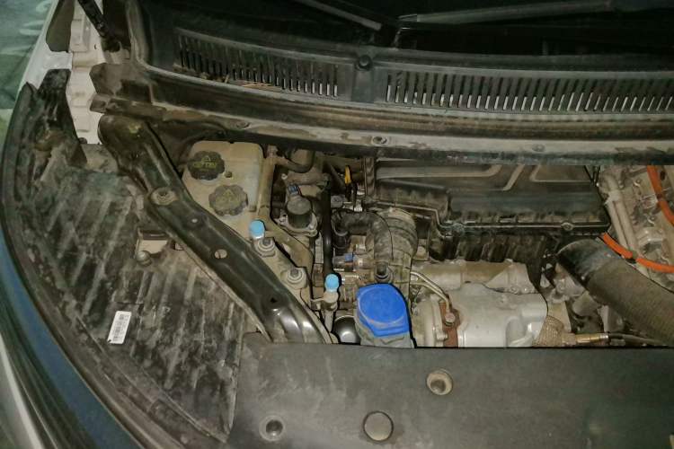 Used Denza D9 2022 DM-i 970 Four-Wheel Drive Prestige Model Engine Bay Right
