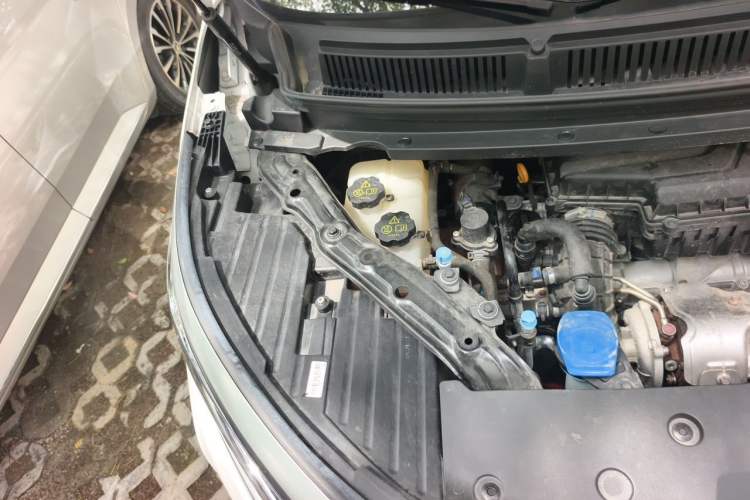 Used Denza D9 2022 DM-i 970 Four-Wheel Drive Flagship Model Engine Bay Right
