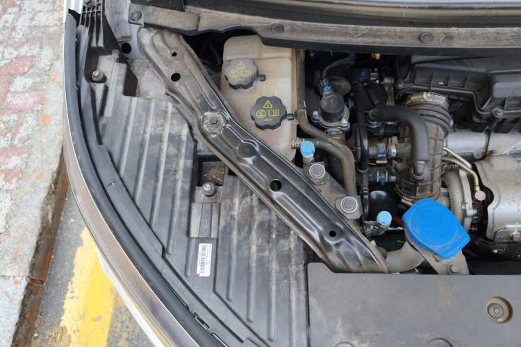 Used Denza D9 2022 DM-i 970 Four-Wheel Drive Flagship Model Engine Bay Right