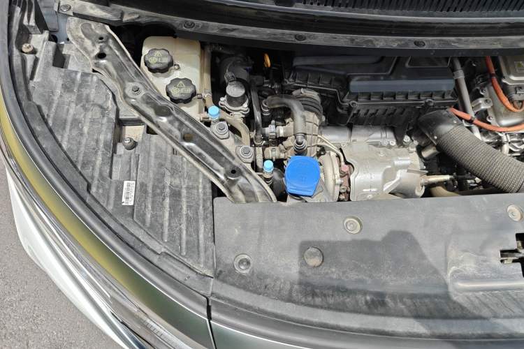 Used Denza D9 2022 DM-i 970 Four-Wheel Drive Prestige Model Engine Bay Right
