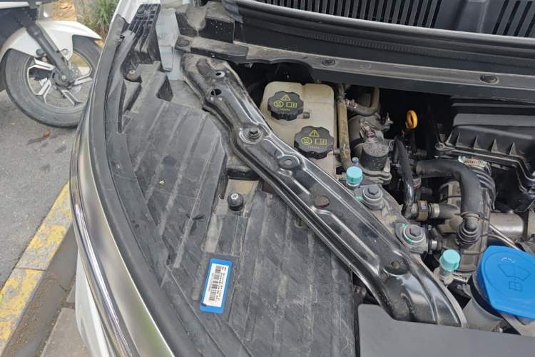 Used Denza D9 2022 DM-i 970 Four-Wheel Drive Flagship Model Engine Bay Right