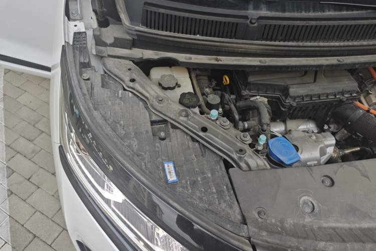 Used Denza D9 2022 DM-i 1040 Prestige Model Engine Bay Right