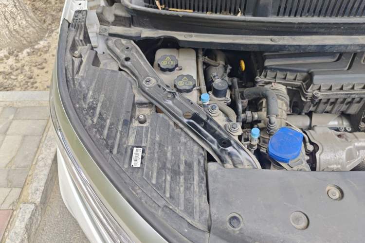 Used Denza D9 2022 DM-i 970 Four-Wheel Drive Flagship Model Engine Bay Right