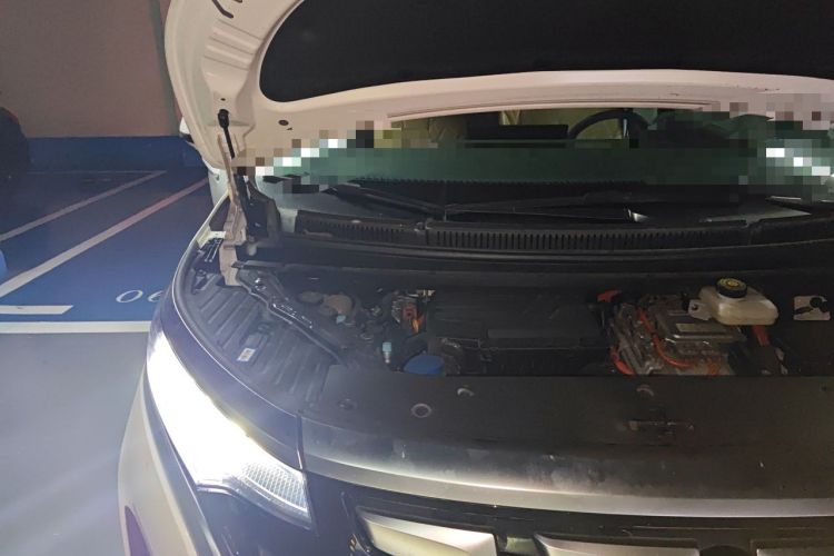 Used Denza D9 2022 DM-i 1040 Prestige Model Engine Bay Right