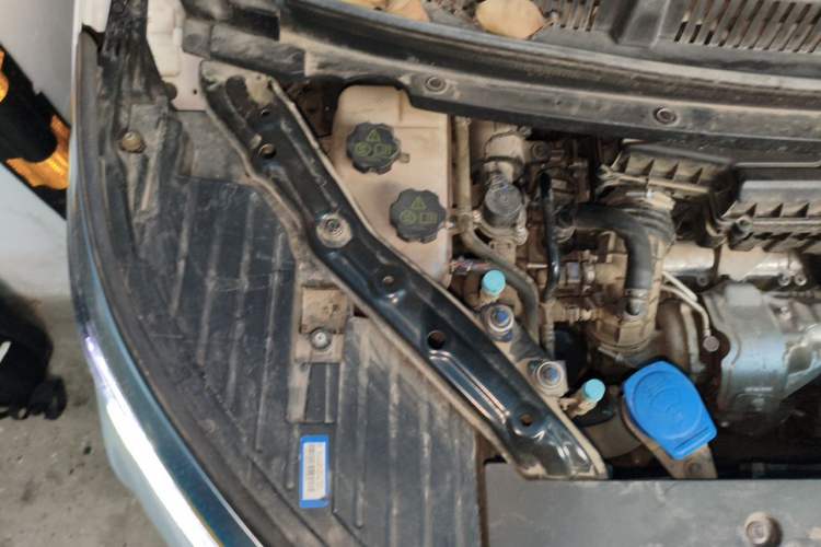 Used Denza D9 2022 DM-i 970 Four-Wheel Drive Prestige Model Engine Bay Right
