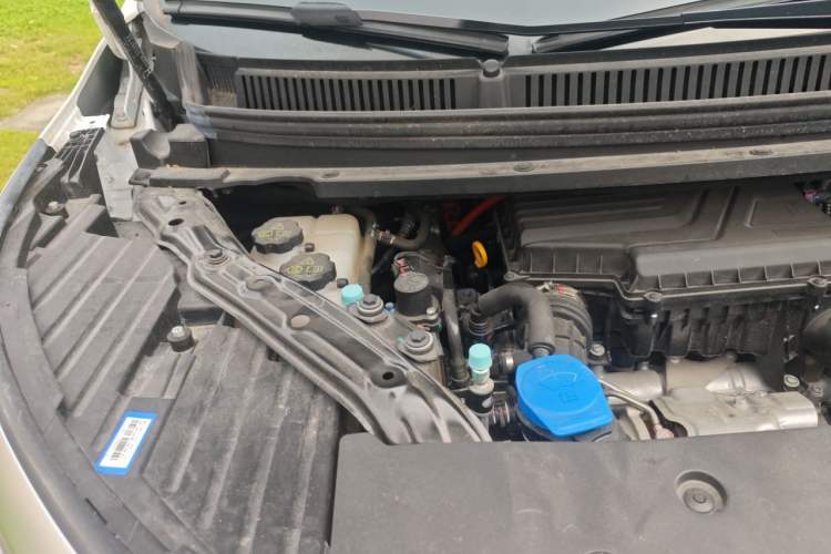 Used Denza D9 2022 DM-i 1040 Prestige Model Engine Bay Right