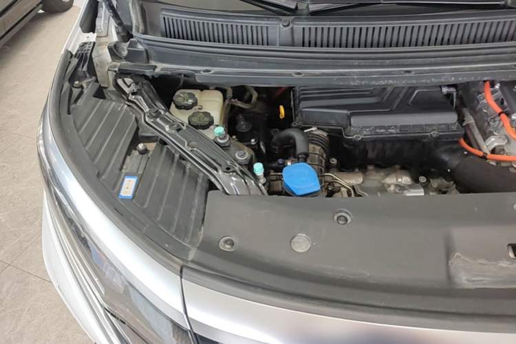 Used Denza D9 2022 DM-i 970 Four-Wheel Drive Flagship Model Engine Bay Right