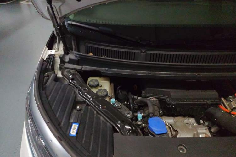 Used Denza D9 2022 DM-i 1040 Prestige Model Engine Bay Right