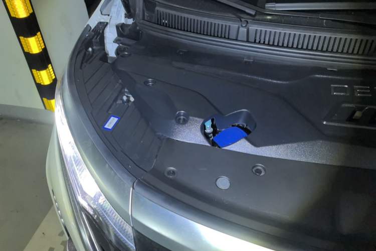 Used Denza D9 2022 DM-i 1040 Prestige Model Engine Bay Right