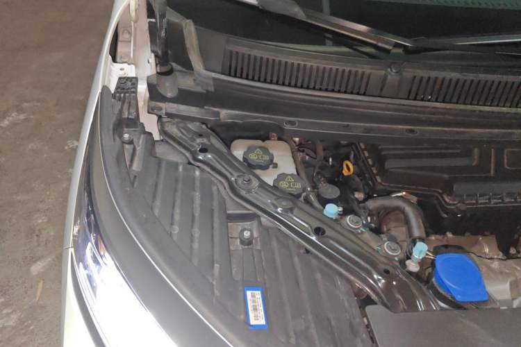 Used Denza D9 2022 DM-i 970 Four-Wheel Drive Prestige Model Engine Bay Right