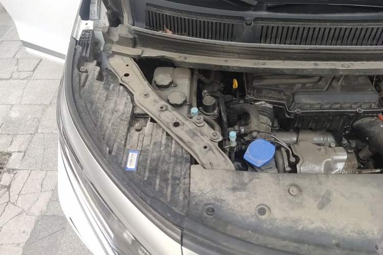 Used Denza D9 2022 DM-i 970 Four-Wheel Drive Prestige Model Engine Bay Right