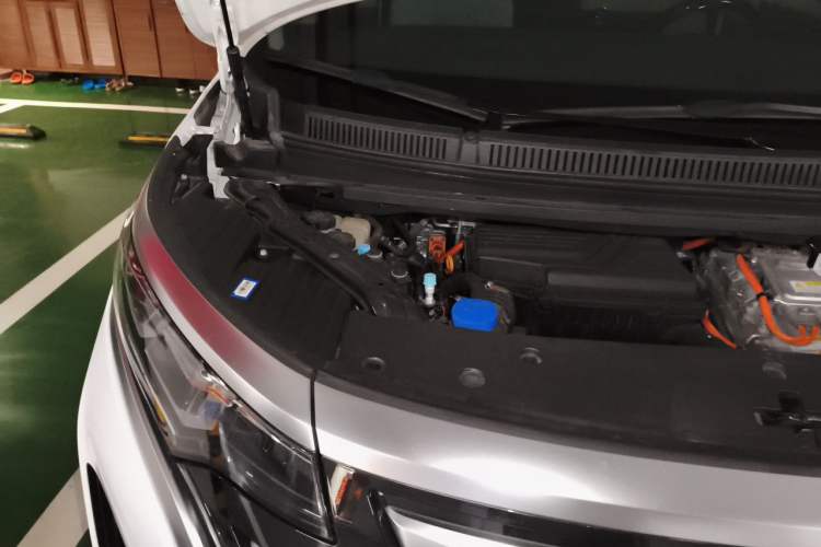 Used Denza D9 2022 DM-i 970 Four-Wheel Drive Flagship Model Engine Bay Right